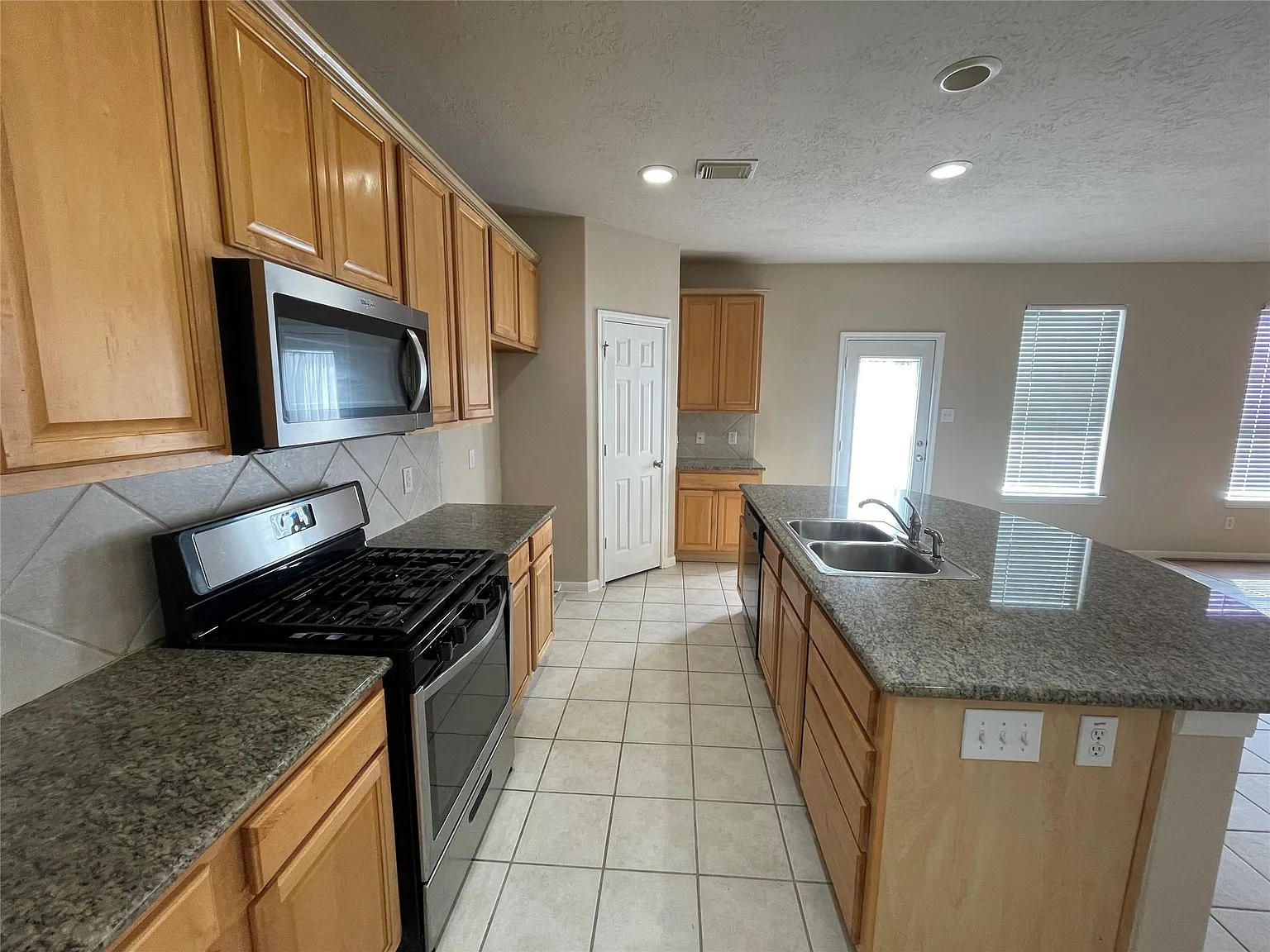 4 bed, 2.5 bath, 2291 sqft, $2,300 — Photo 4