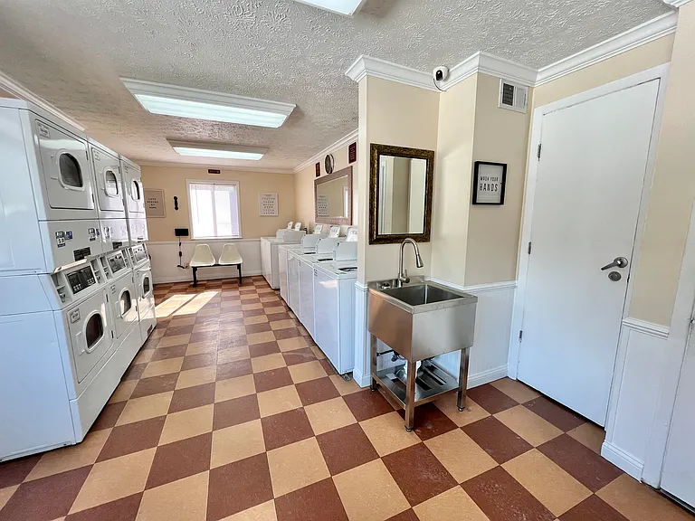 Glenview Apartments — Photo 22