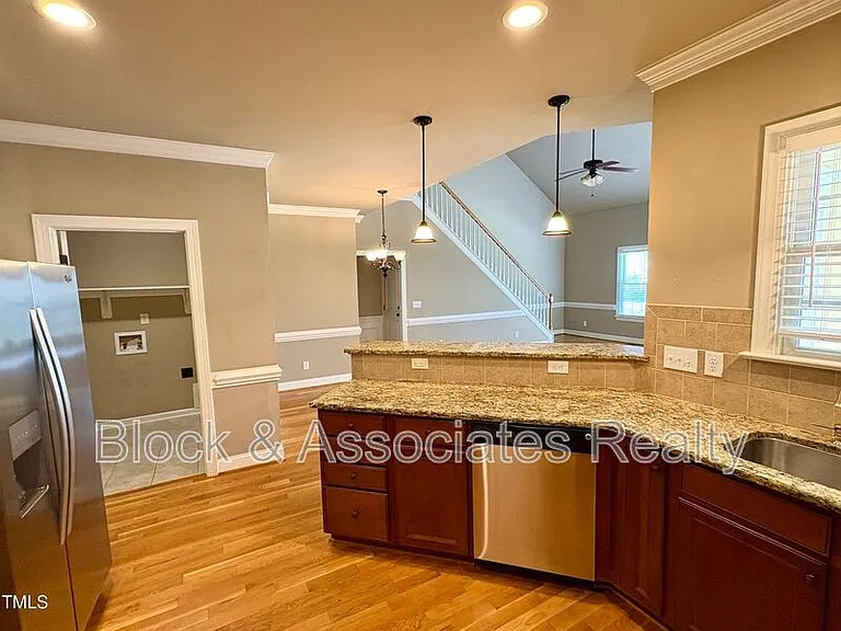 1321 Center St — Photo 3