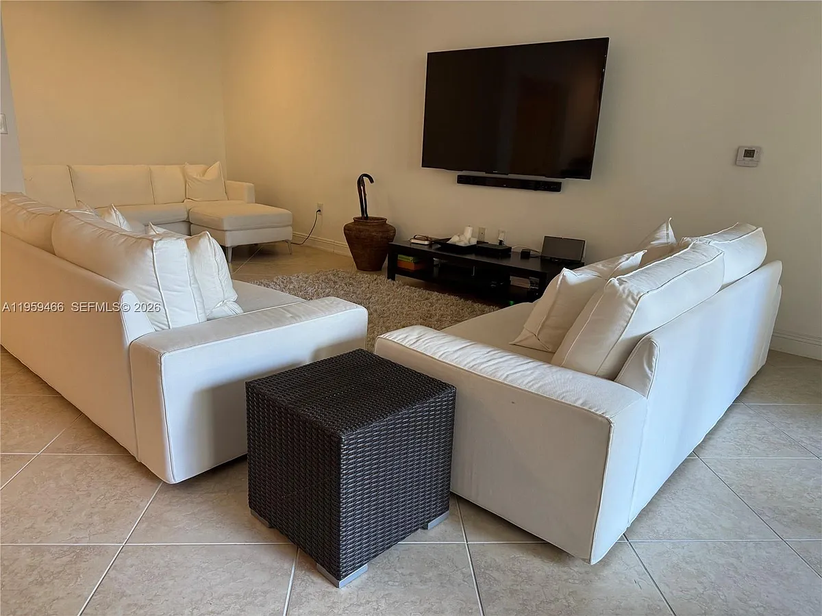 Building Photo - 16100 Emerald Estates Dr #278