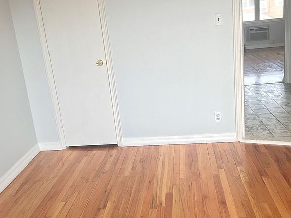 4th image of 2541 48th St