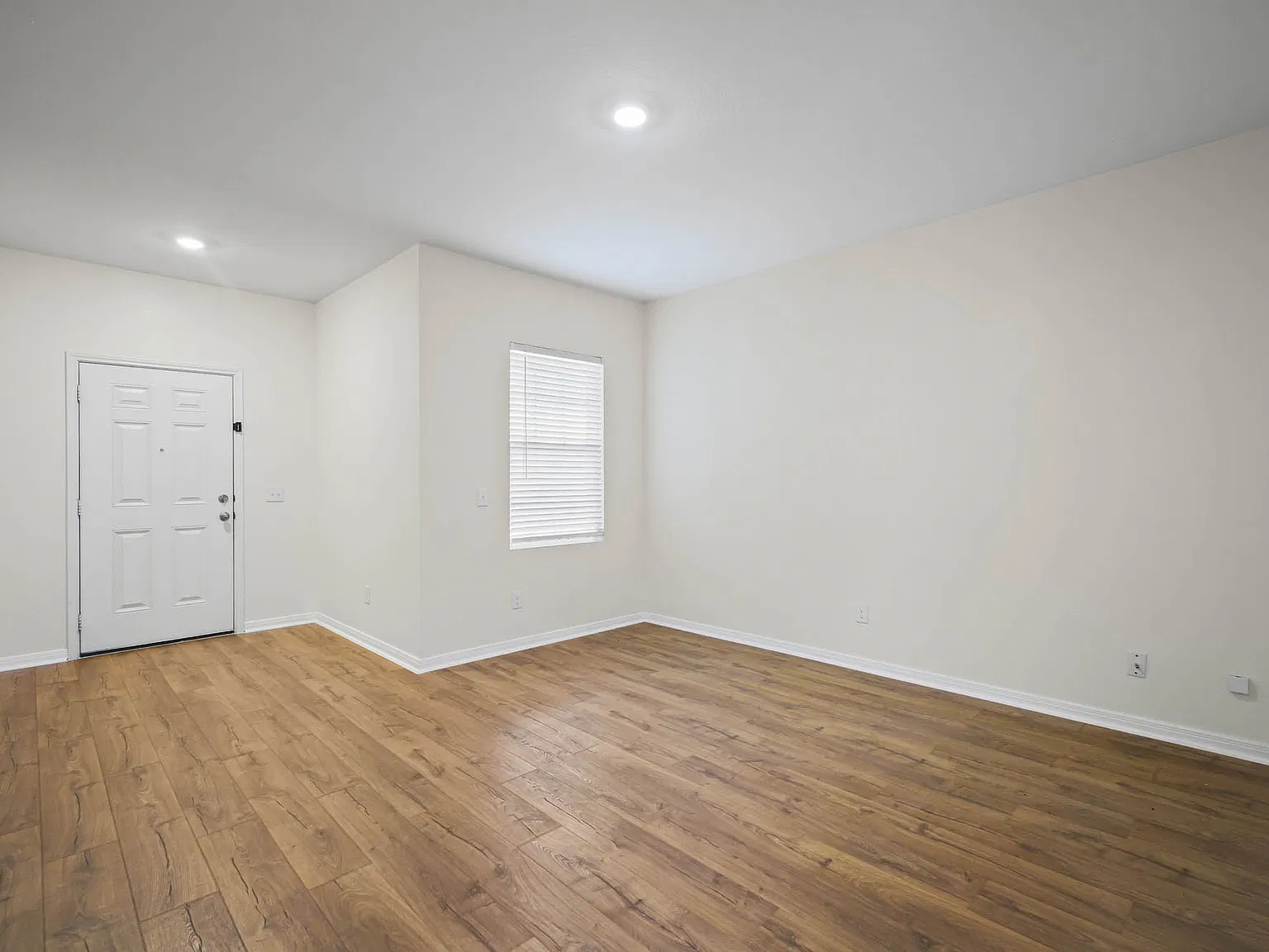 5 bed, 2688 sqft, $1,995 — Photo 3
