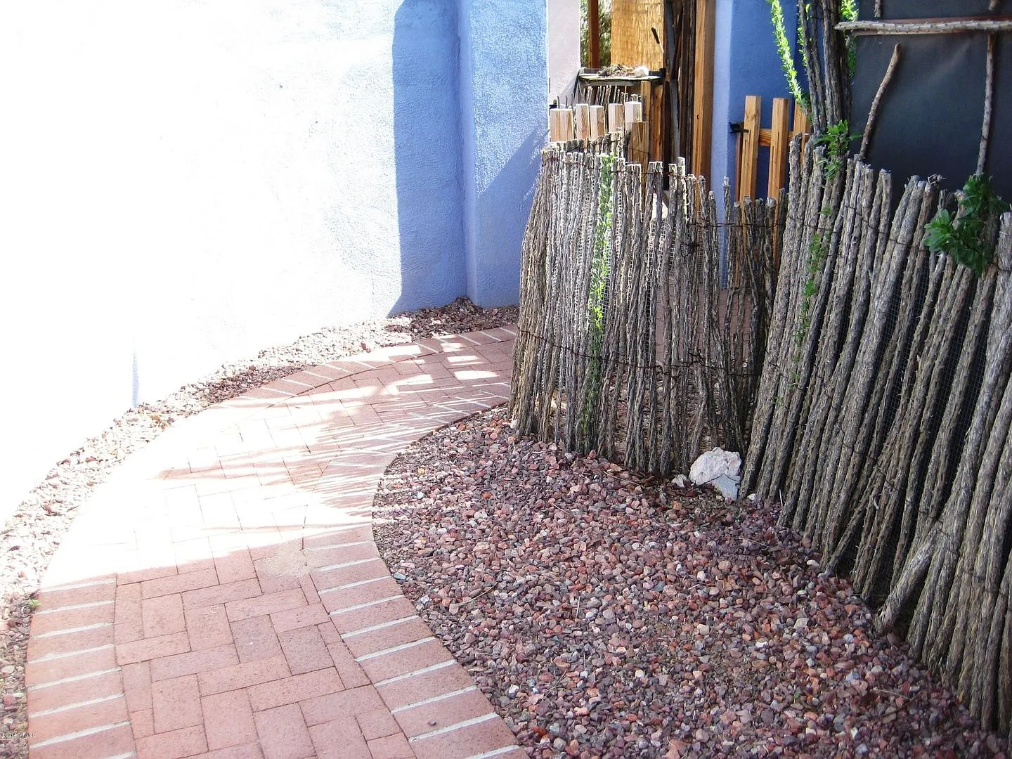 Studio, 1 bath, shared pool! All Utilities Included! — Photo 4