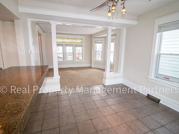 5th image of 945 Crescent St NE