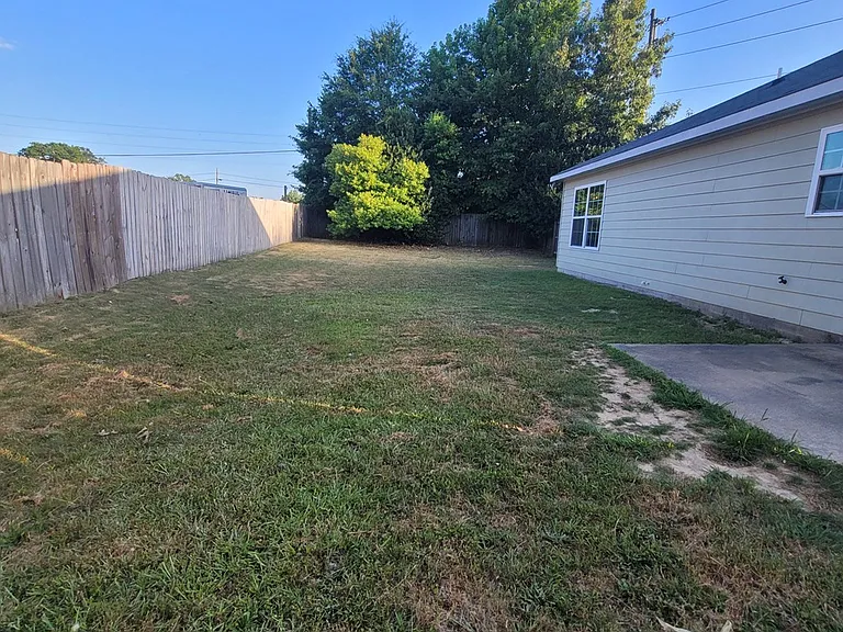 815 Mill Pond Dr — Photo 3