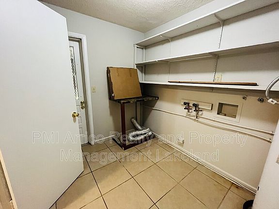 5th image of 829 W Carole St