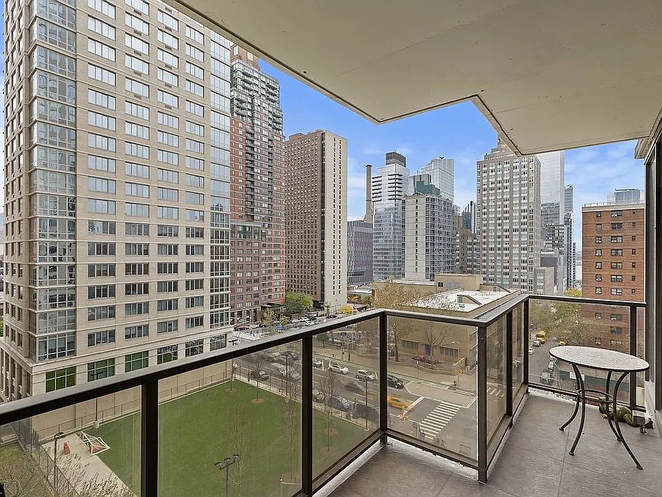 1st image of 161 W 61st St APT 8B