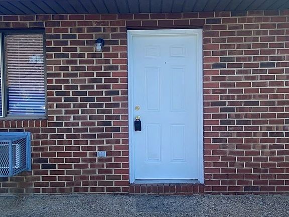 2nd image of 525 Hawkins St