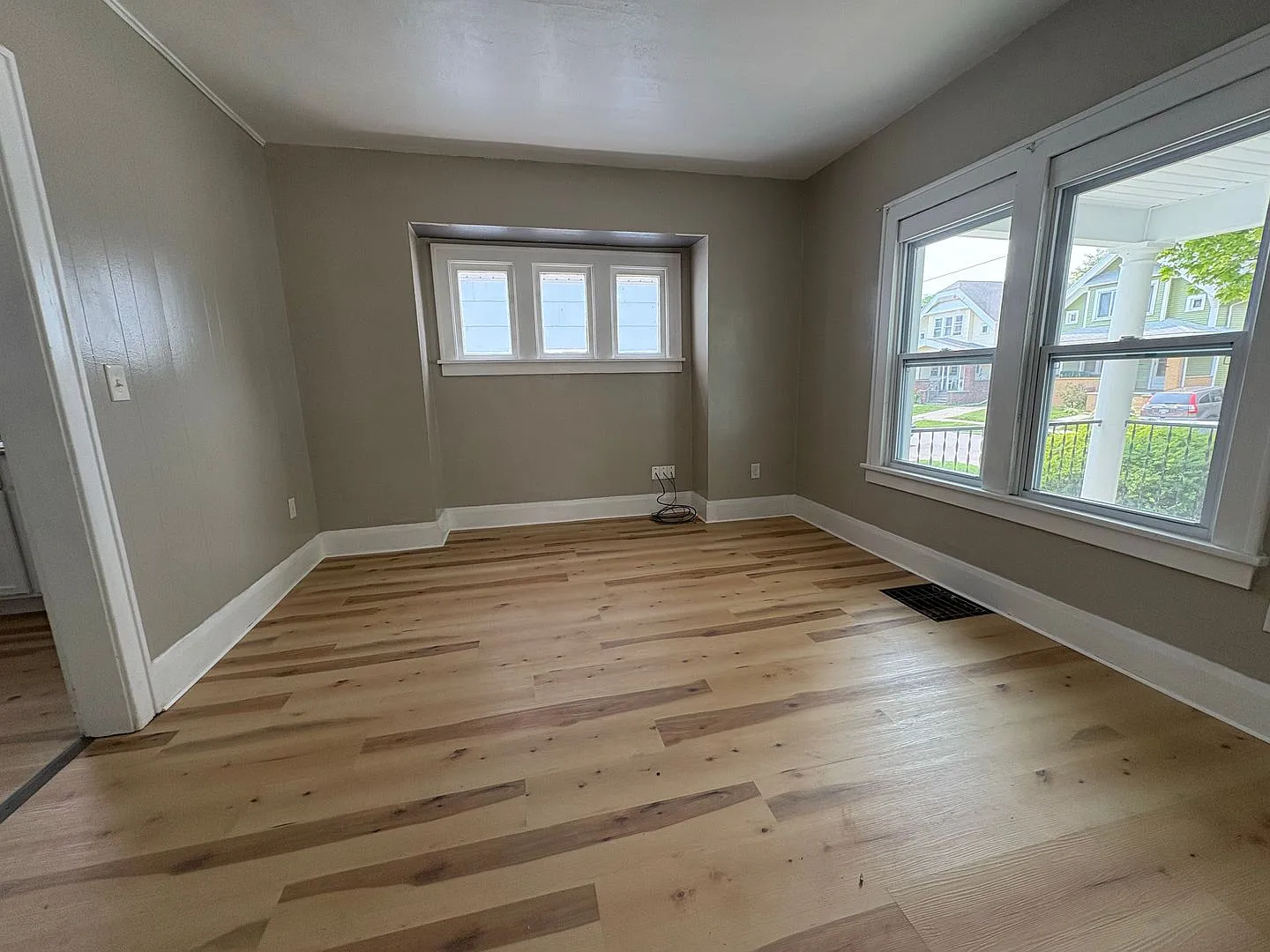 Bright & Spacious 4 Bedroom Home for Rent — Photo 4