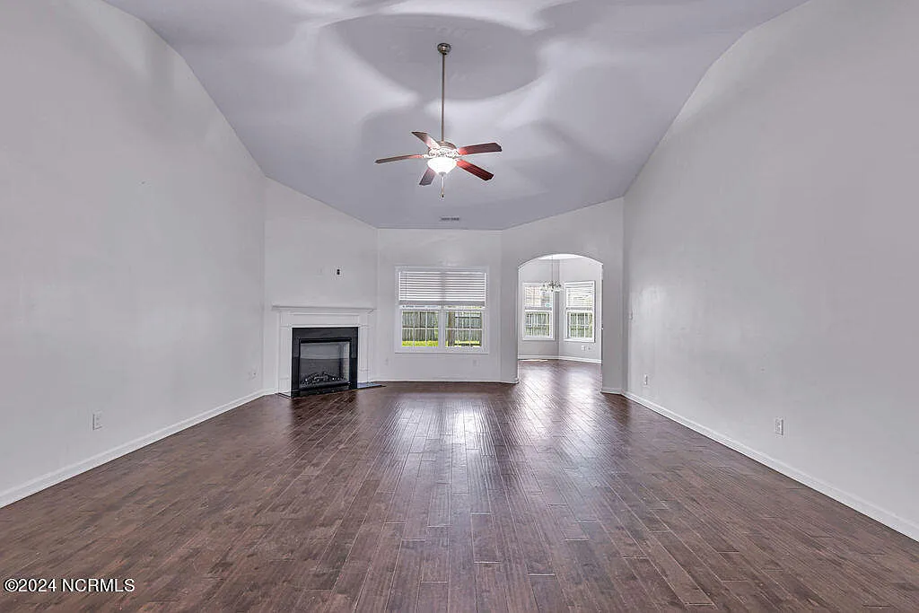 3 bed, 2.0 bath, 1920 sqft, $2,200 — Photo 4