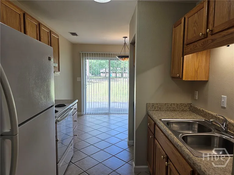 407 Savannah Ave — Photo 5