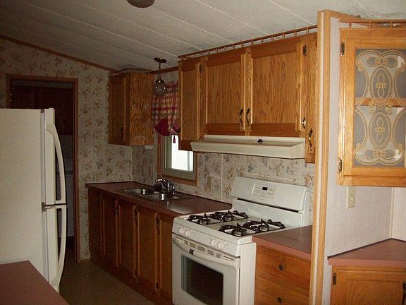 5th image of 386 Birchwood Dr
