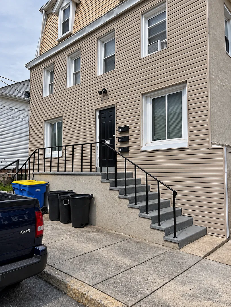 136 Spring St — Photo 1