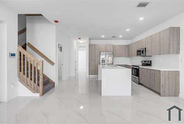 5 bed, 2503 sqft, $4,540 — Photo 4