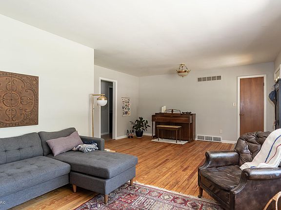 5th image of 310 Birch Ln