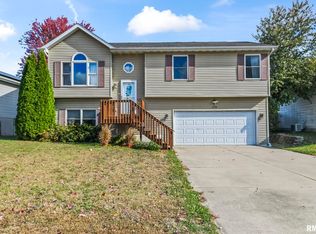 3058 Twin Lakes Dr, Springfield, IL 62707