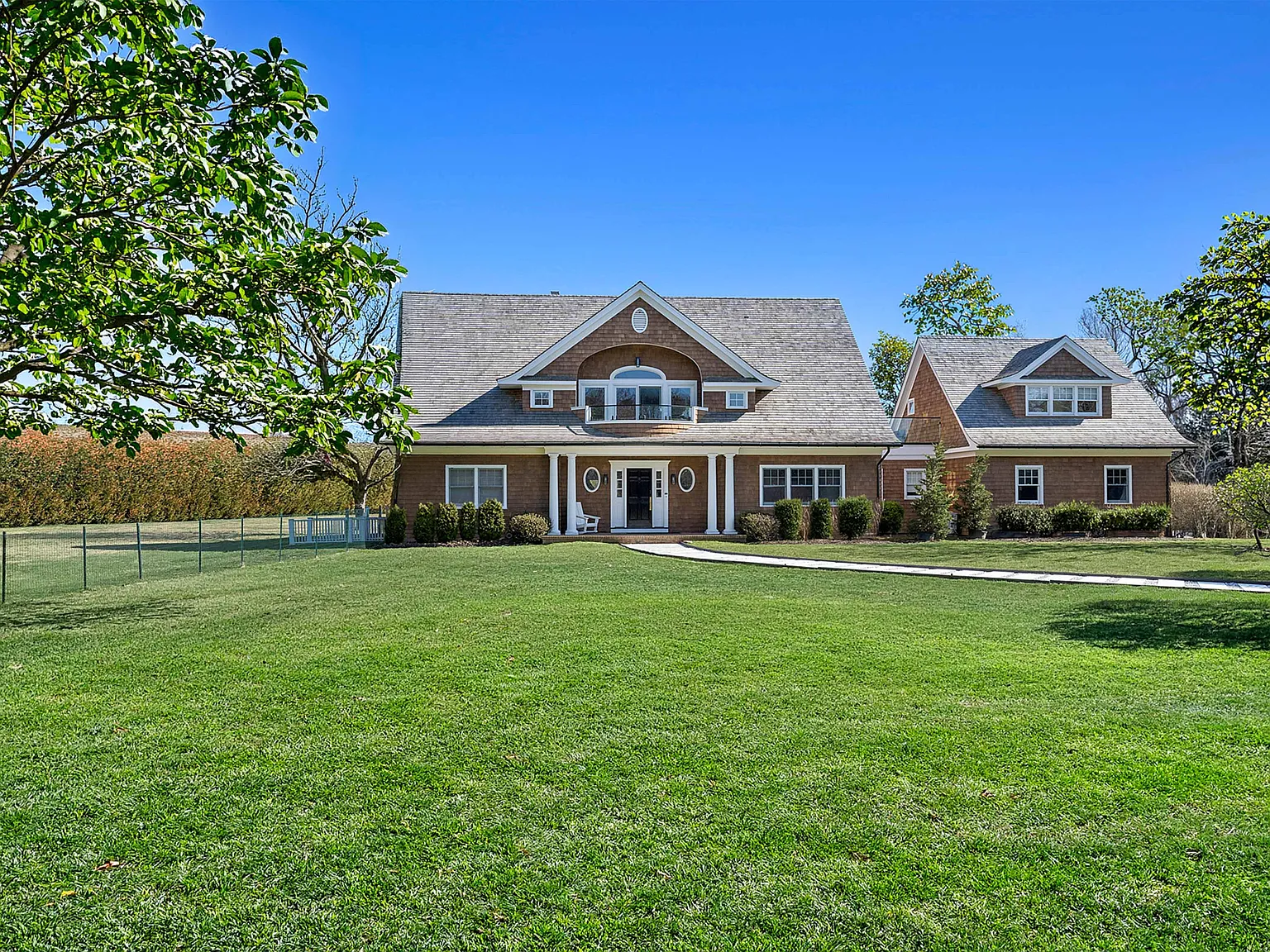South of the Highway Estate with Tennis, Basketball and Pool — Photo 1