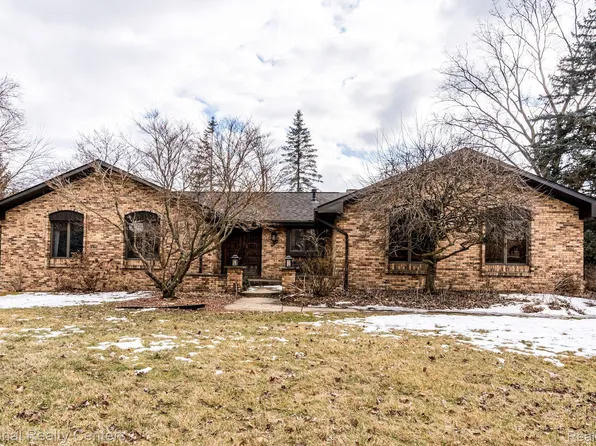 6734 Mountain Dr, Troy, MI 48098