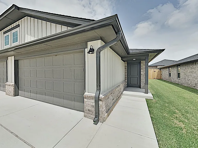 11200 Howard Dr — Photo 2
