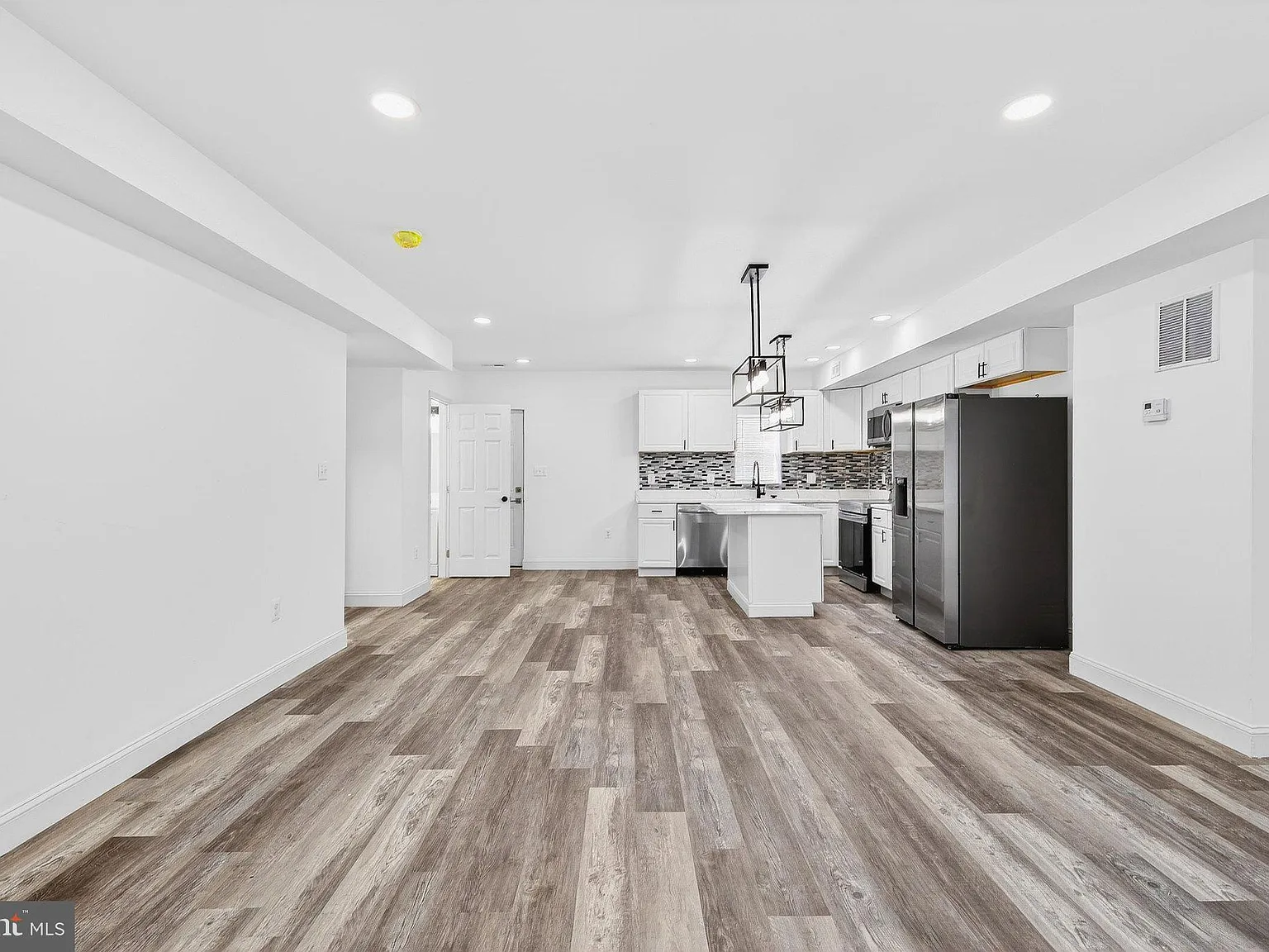 4 bed, 3.5 bath, 1720 sqft, $2,900 — Photo 2