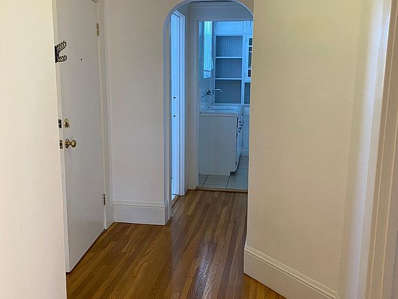 2nd image of 2900 Franklin St #9