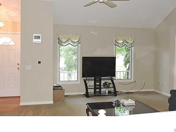 4th image of 23 Hawthorne Dr