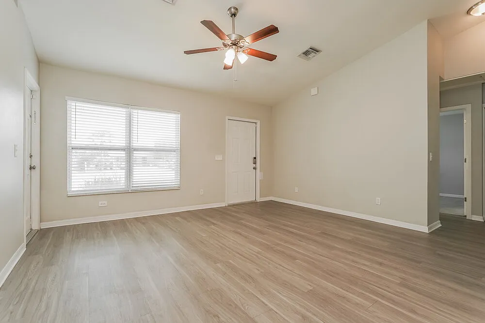 3 bed, 2.0 bath, 1234 sqft, $2,605 — Photo 4