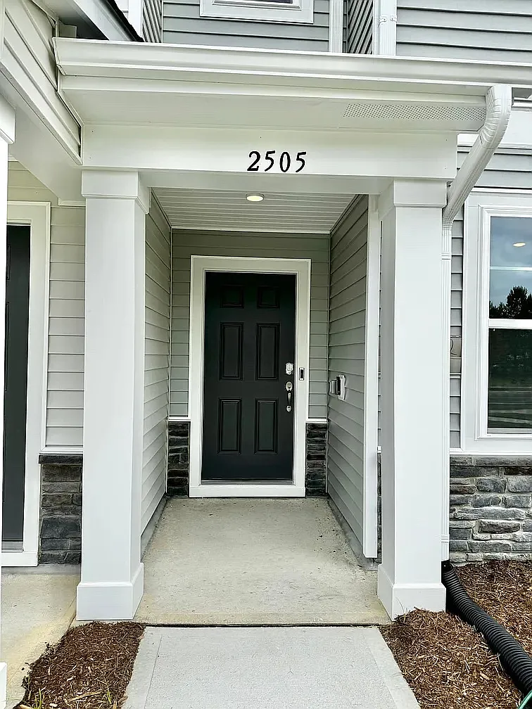 2505 Kasota Ln — Photo 2