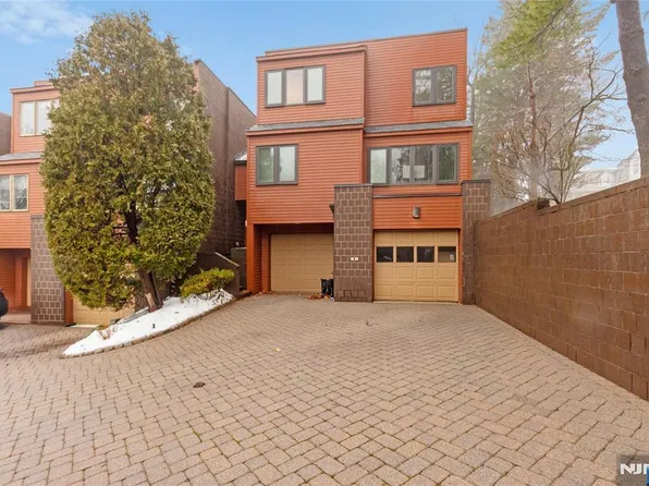 55 Hidden Ledge Rd, Englewood, NJ 07631