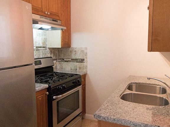 4th image of 830 W Mission Bay Dr #6068668