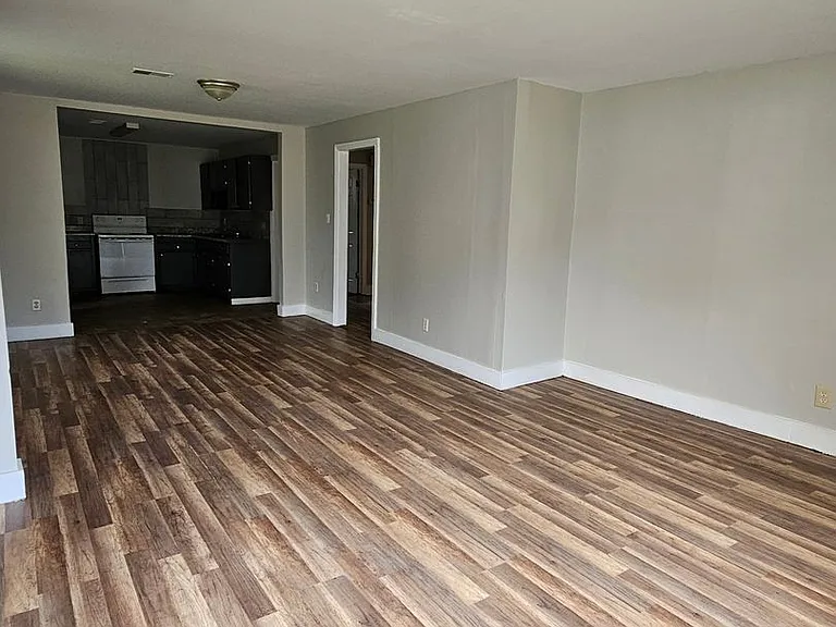 202 Crawford Rd — Photo 3