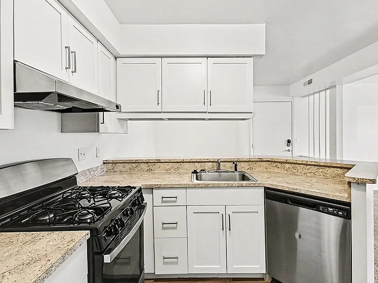 Trappers Cove Apartments — Photo 18