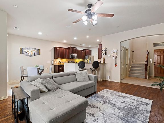 4th image of 1828 Villa Dr