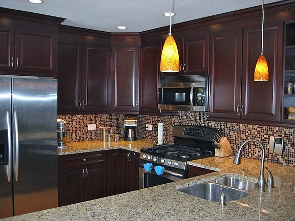 Well lit Kitchen : Under cabinet xenon lighting, led canned ceiling lights, large undermount sink
