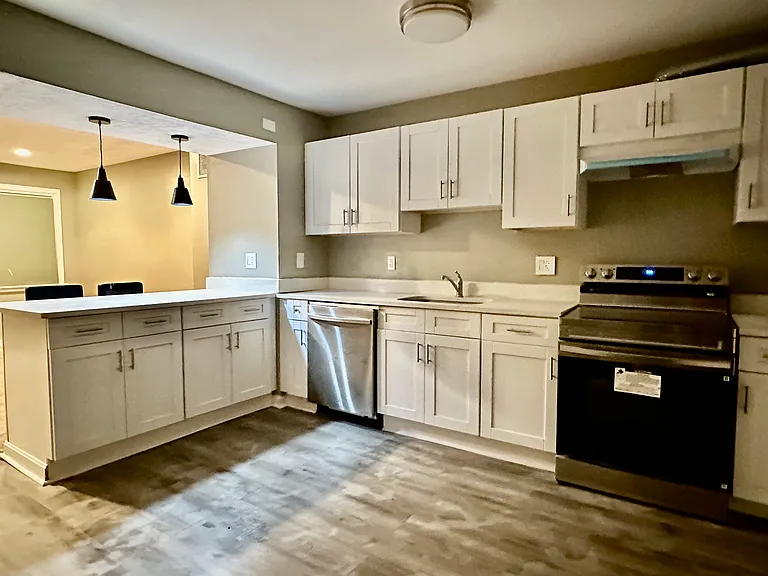 669 Queensgate Rd — Photo 3