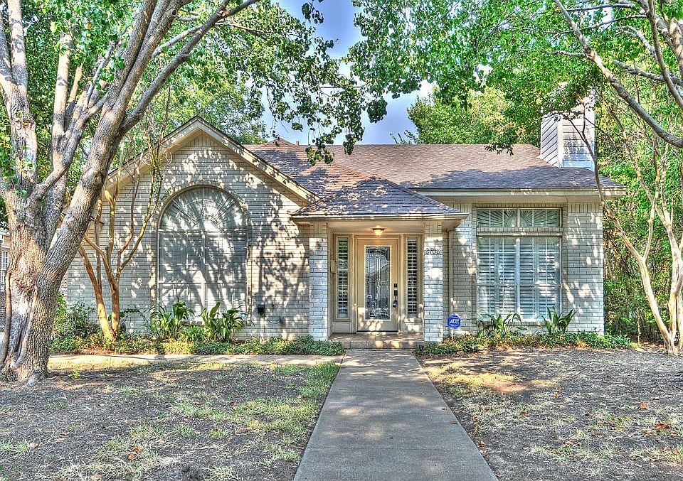 Cozy home just stones throw away from TCU!