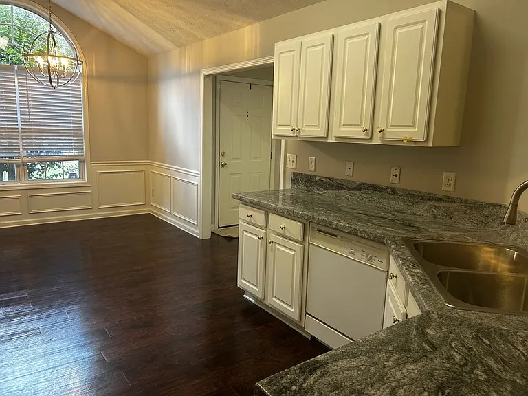1010 Grace Dr — Photo 7