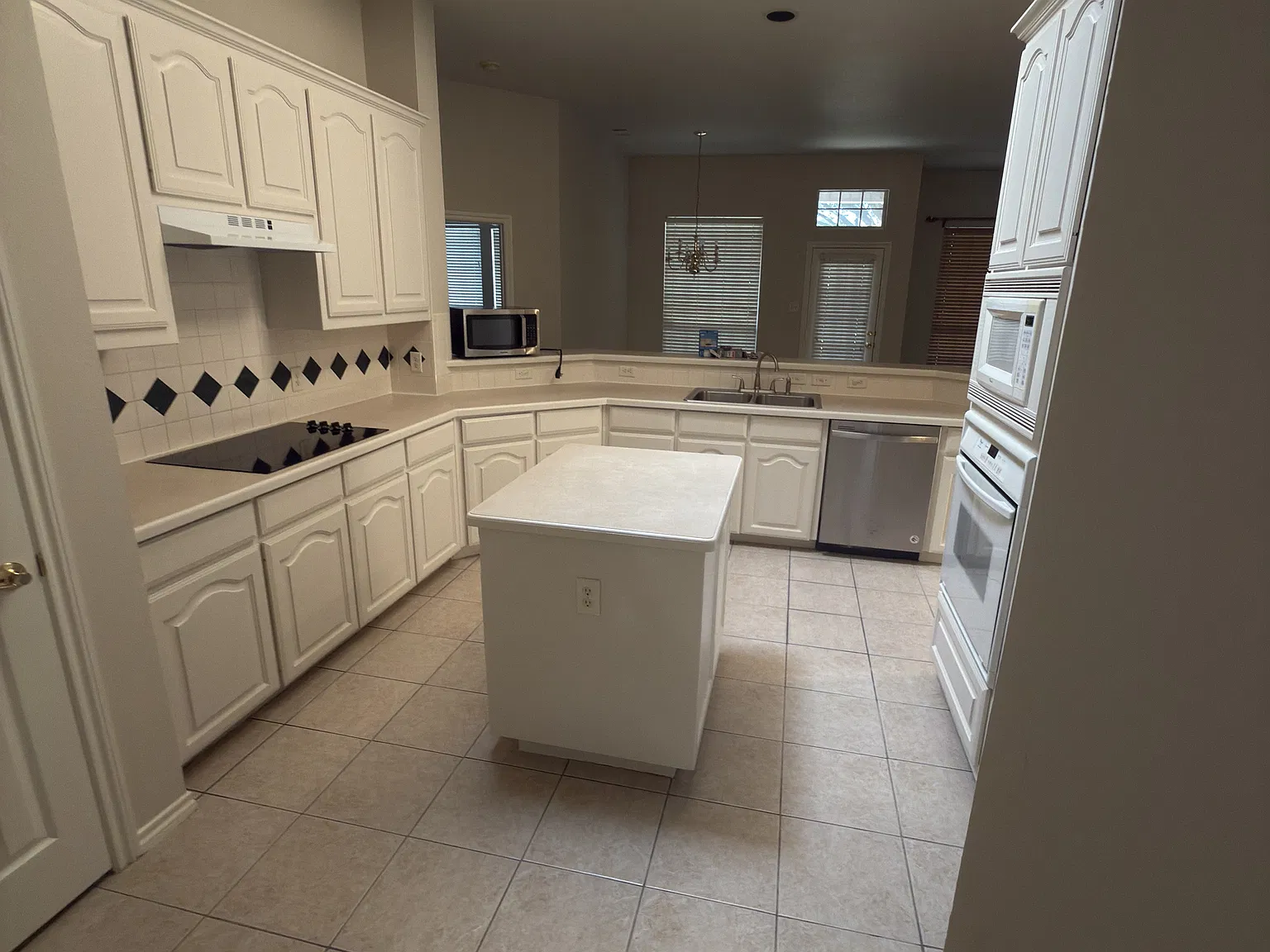3 bed, 1980 sqft, $2,350 — Photo 2