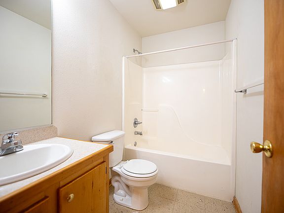1604-Saint-John-BoscoeRoad-bathroom_10172025
