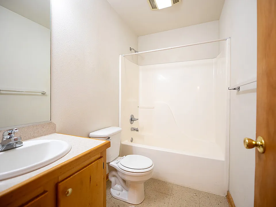 1604-Saint-John-BoscoeRoad-bathroom_10172025