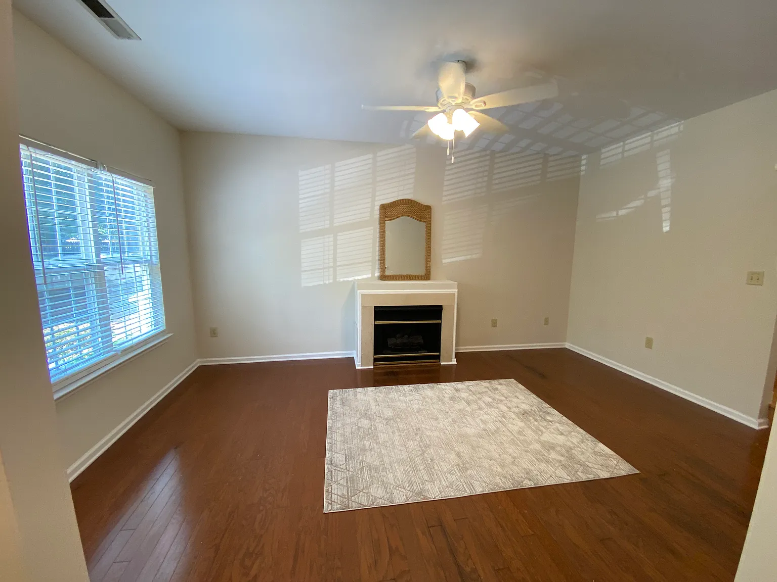 1253 E Woodlawn Rd — Photo 4