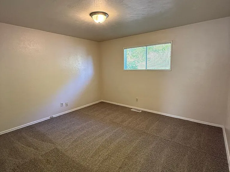 453-132 Stoneway Apartments — Photo 9