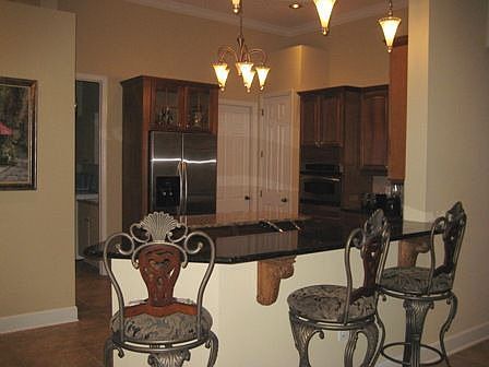 Kitchen w/granite