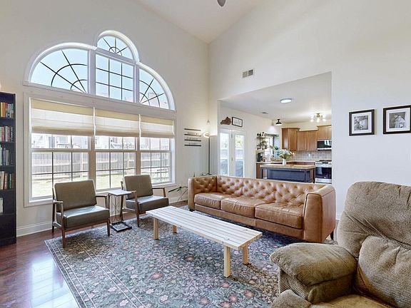 3rd image of 2380 Merluna Dr