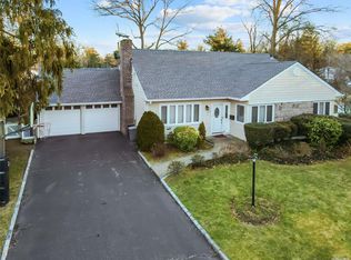 5 Pine Dr S, Roslyn, NY