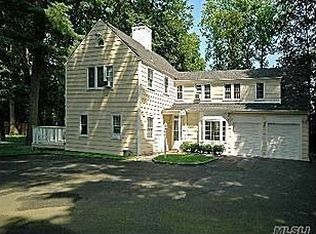 27 Powells Ln, Old Westbury, NY