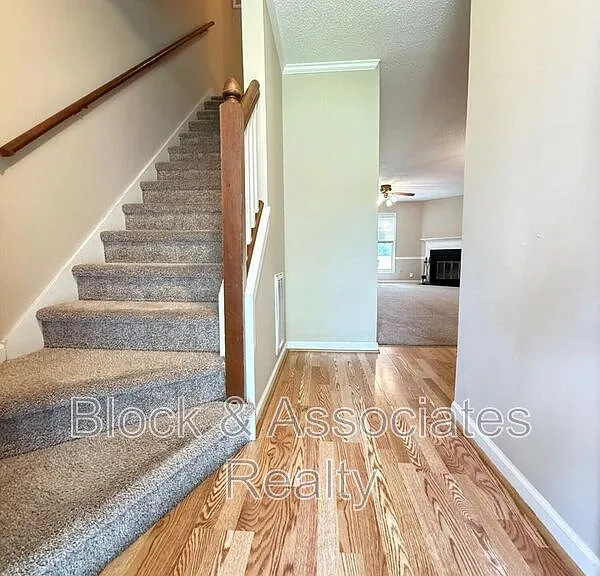 120 Greenmont Ln — Photo 2