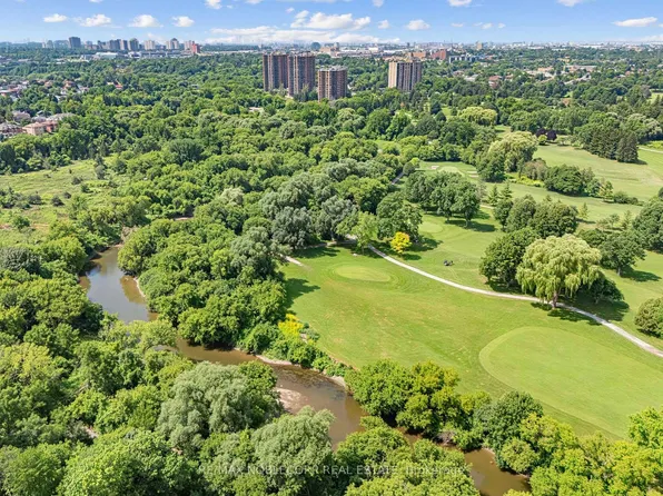 12 George McKenzie Ct, Toronto, ON M9M 0E1