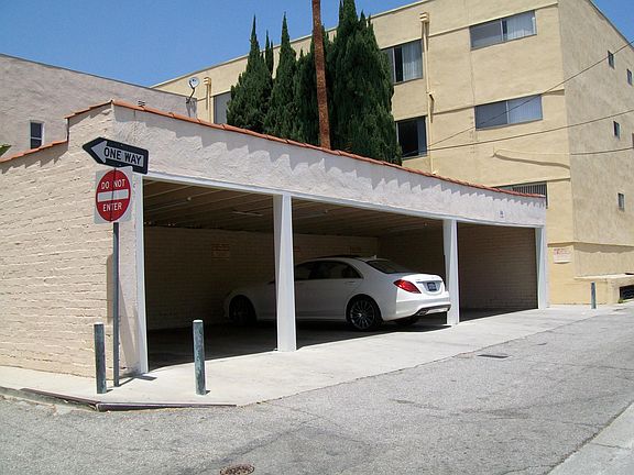 3rd image of 114 N Clark Dr #204