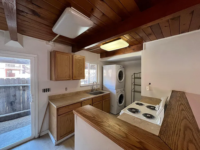 1160 Bonanza Ave #1 — Photo 3